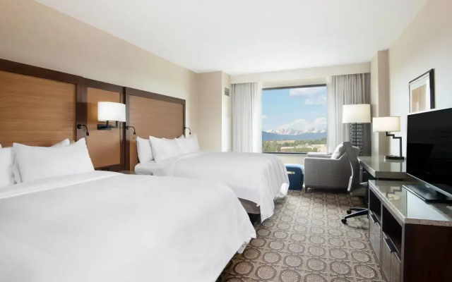 Guest room with mountain view
