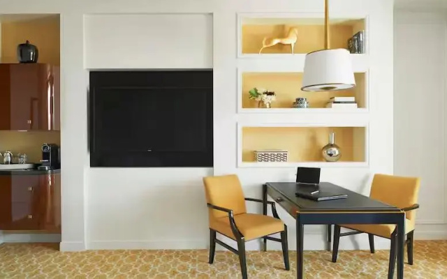 Deluxe (Mobility Accessible) Corner Junior Suite