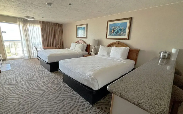 Quadruple room with balcony and with partial ocean view