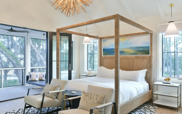 5 Bedrooms Moreland Village Home with water view