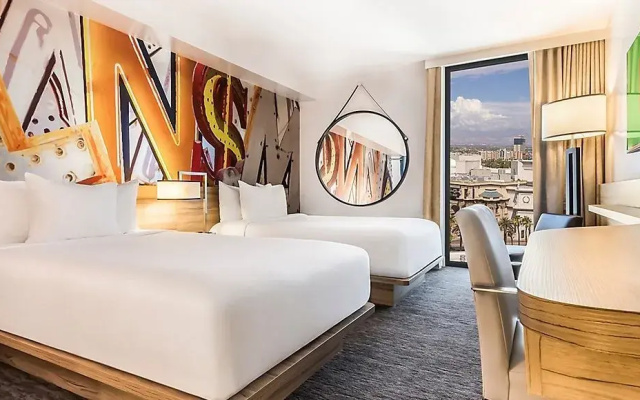 Deluxe Strip View Twin room