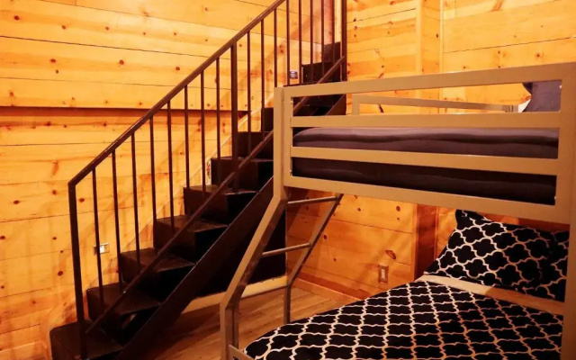 Deluxe Tri-level Cabin
