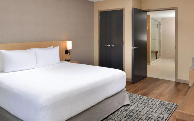 1 Bedroom Accessible Roll in Shower Double Suite