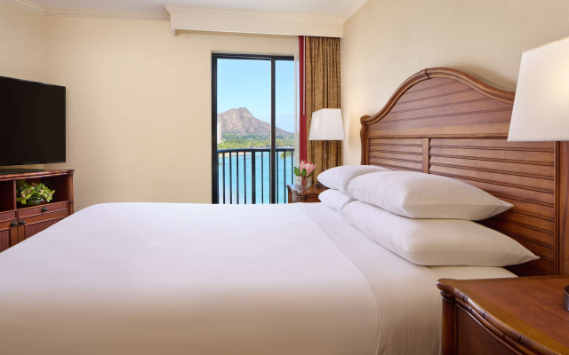 Diamond Head Double Club Suite oceanfront