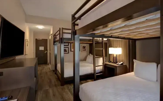 Sextuple room