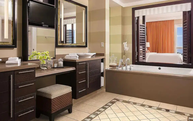2 Bedrooms room with Village view