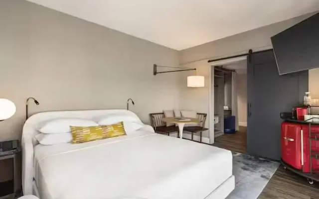 Corner Double room with city view