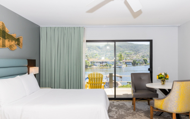 Premier Twin room with lake view