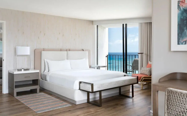 1 Bedroom Deluxe Kealohilani Quadruple Suite with balcony and oceanfront