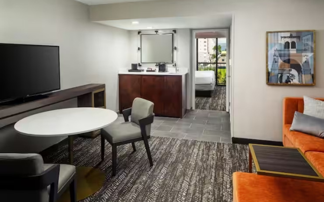 1 Bedroom Accessible Mobility Atrium Suite