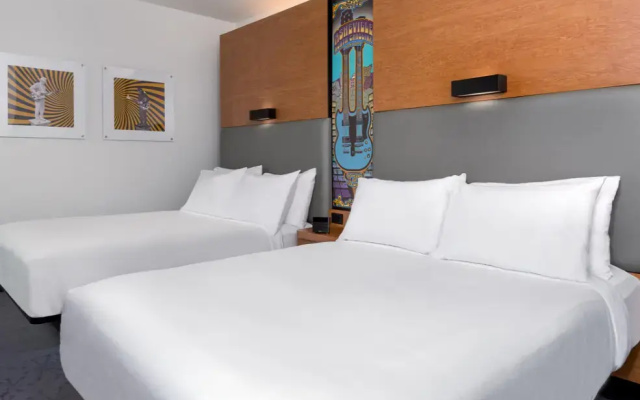 Traditional room with city view