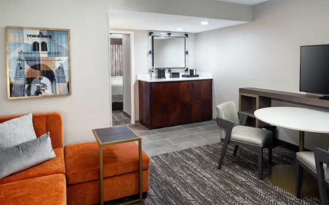 1 Bedroom Accessible Mobility Quadruple Atrium Suite