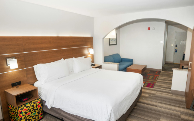 photo 4 of Holiday Inn Express and Suites - Stroudsburg