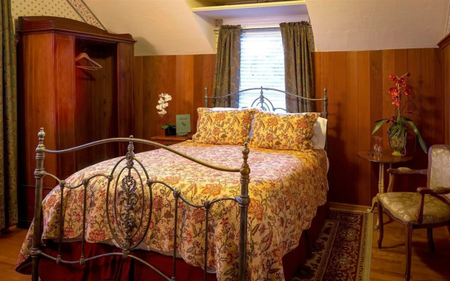photo 2 of Cabernet House, An Old World Inn