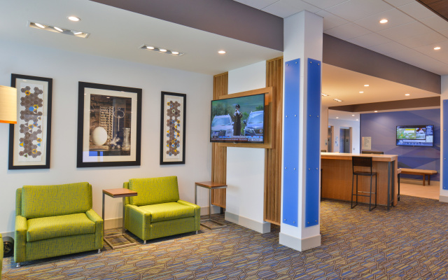 photo 2 of Holiday Inn Express & Suites Omaha Airport