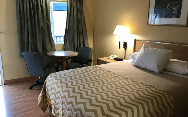 photo 3 of Travelodge by Wyndham Tacoma Near McChord AFB
