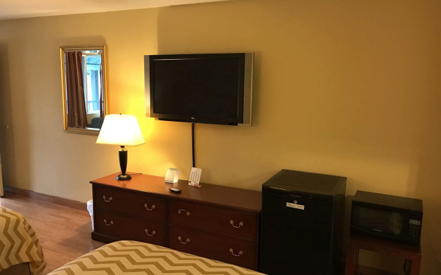photo 4 of Travelodge by Wyndham Tacoma Near McChord AFB