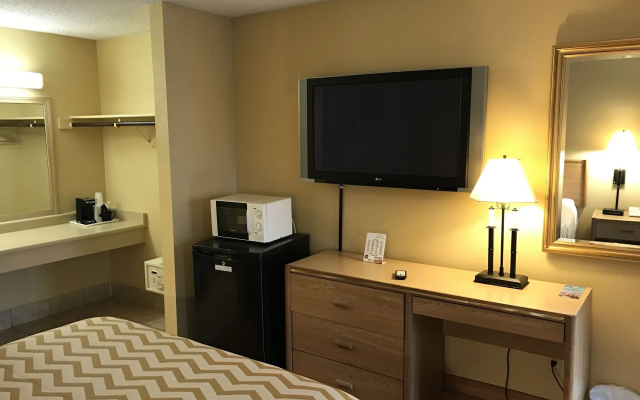 photo 5 of Travelodge by Wyndham Tacoma Near McChord AFB
