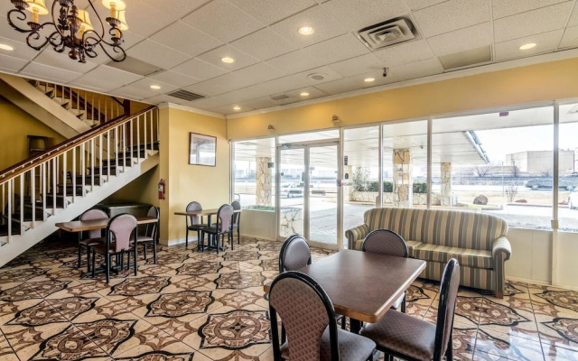 photo 2 of Rodeway Inn Arlington