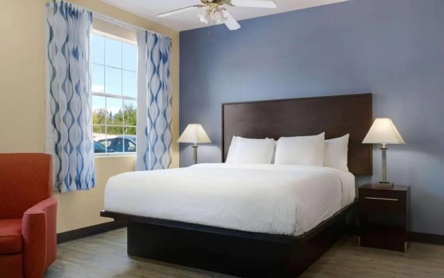 photo 4 of Days Inn & Suites by Wyndham DFW Airport South-Euless
