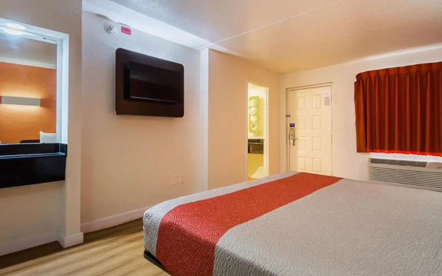 photo 5 of Motel 6 Dallas - Garland - Northwest Hwy