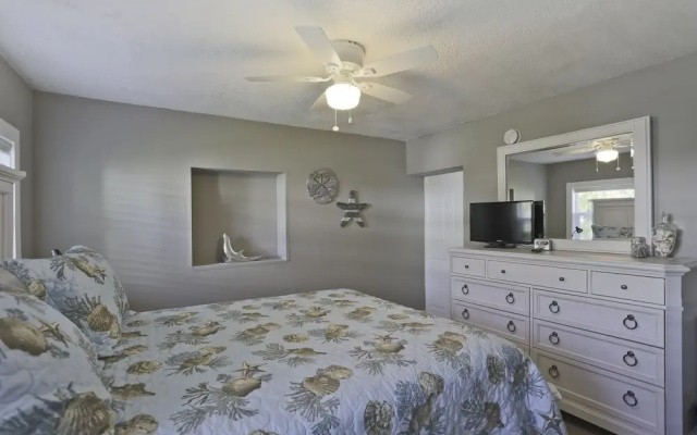 photo 3 of 1 Bedroom Bay Front Villa Bring Your Boat Dock Space Available 1 Villa by Redawning