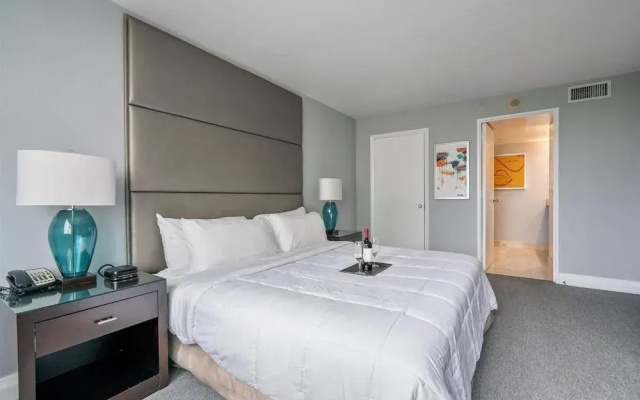 photo 2 of 1 Bedroom Suite at Galleryone 1 Condo by Redawning