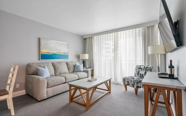 photo 4 of 1 Bedroom Suite at Galleryone 1 Condo by Redawning