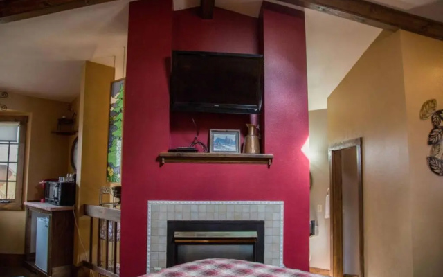 photo 3 of 1 Bedroom Suite with fireplace Dogs OK