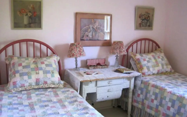 photo 5 of 11 Singleton House Bed & Breakfast