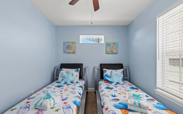 photo 5 of Charming 3bd/2ba Home Close to the Beach! Sleeps 8!
