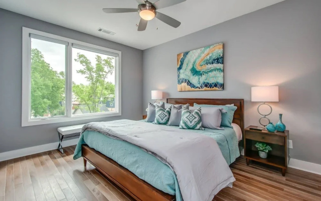 photo 5 of 12 South Luxury Townhome w/ Rooftop Deck Brand New!