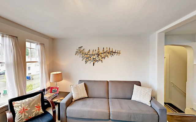 photo 5 of 1302 N 49th St Apartment Upper Unit