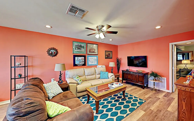 photo 2 of 1313 S Magnolia St Home - 3 Br home by RedAwning