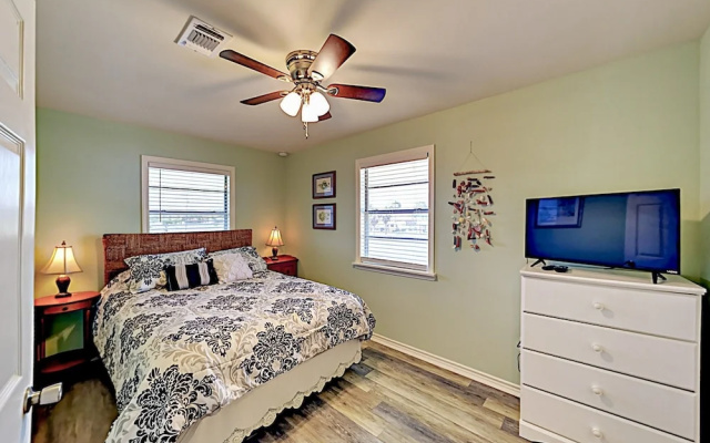 photo 4 of 1313 S Magnolia St Home - 3 Br home by RedAwning