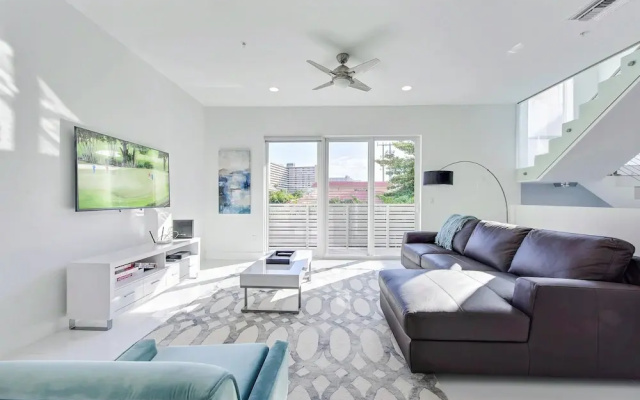 photo 2 of 1315 North Ocean Blvd Townhouse by RedAwning