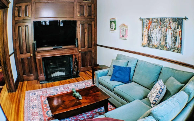 photo 3 of 140 12th ST SE House 3 Bedrooms 2.5 Bathrooms Apts