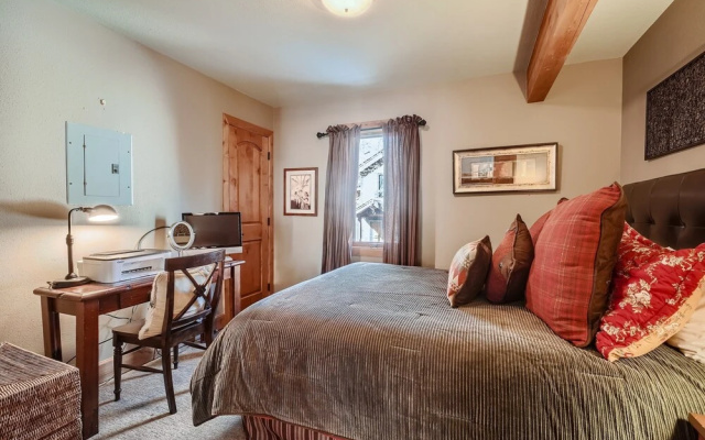 photo 3 of 16 Riverbend 3 Bedroom Townhouse by RedAwning
