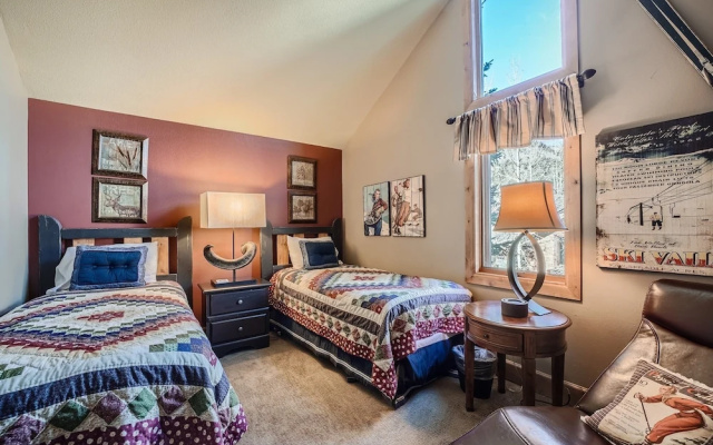 photo 4 of 16 Riverbend 3 Bedroom Townhouse by RedAwning