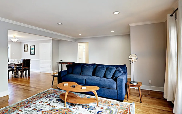 photo 4 of 1665 James - 2 Br Home