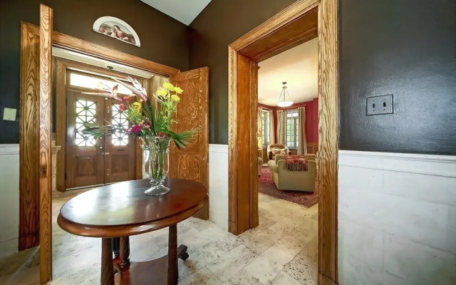 photo 3 of 1717 Northwest House #1007 - 8 Br Home