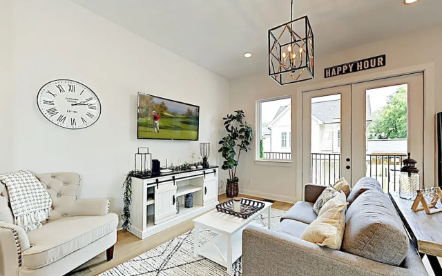 photo 2 of 1737 Nashville - 3 Br Townhouse