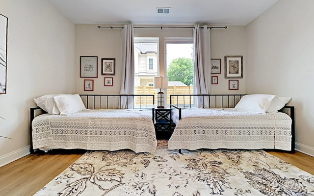 photo 3 of 1737 Nashville - 3 Br Townhouse