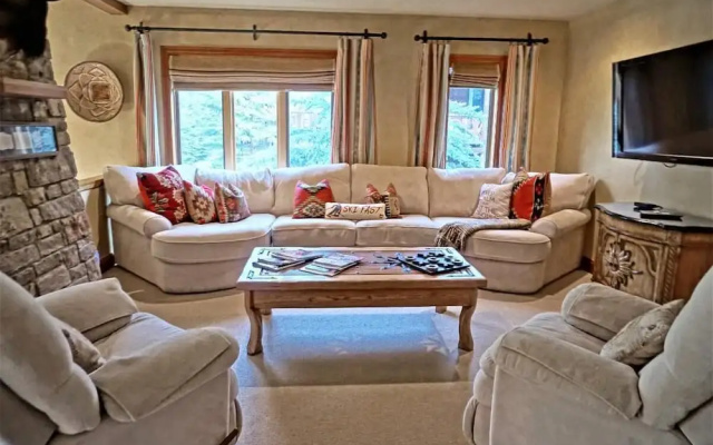 photo 2 of 1835 Gore Creek Dr W - 6 Br Home