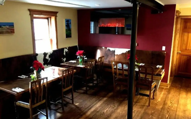 photo 5 of 1882 Bar and Grill at River Street Inn