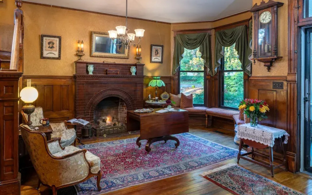 photo 2 of 1899 Wright Inn and Carriage House