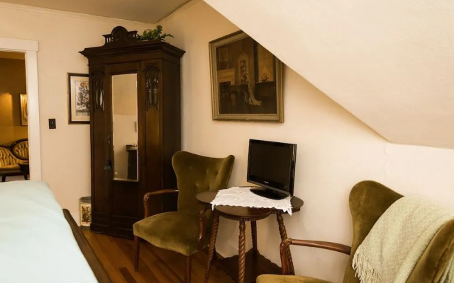 photo 5 of 1899 Wright Inn and Carriage House
