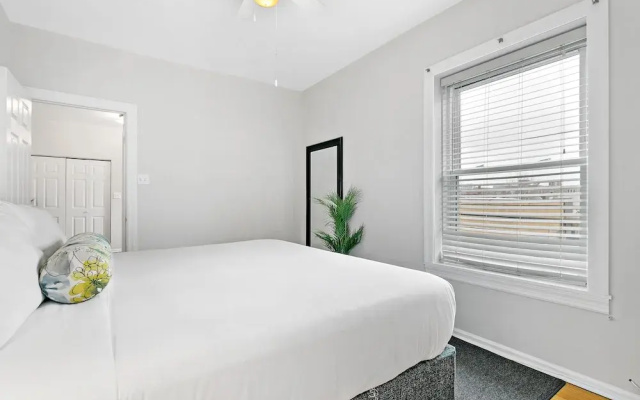 photo 3 of 1BR Apt with King Bed in Rogers Park