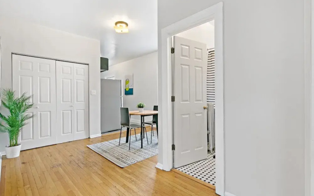 photo 4 of 1BR Apt with King Bed in Rogers Park