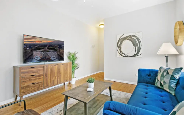 photo 5 of 1BR Apt with King Bed in Rogers Park